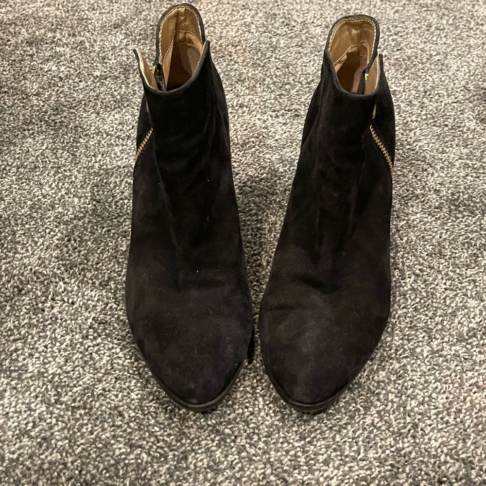 Womens Adrienne Vittadini suede booties